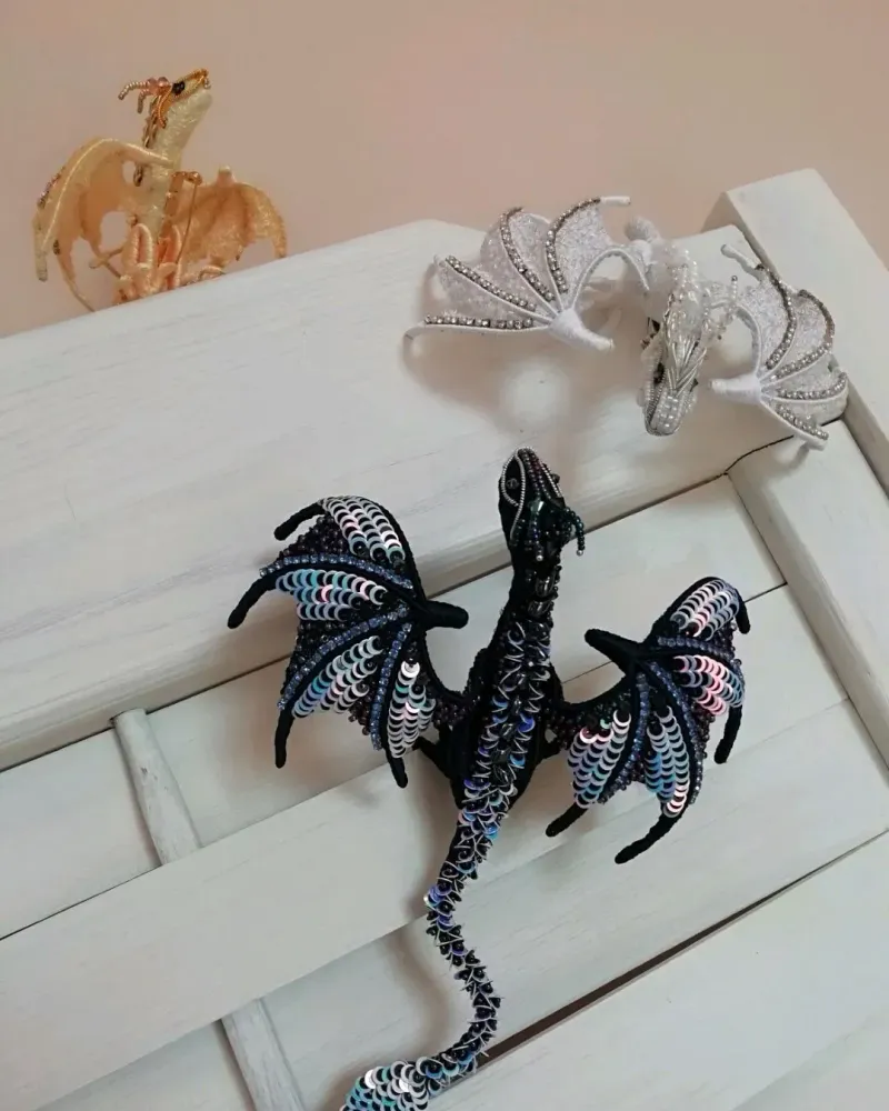 Брошь «Rainbow Dragon» (Радужный дракон) — Основной