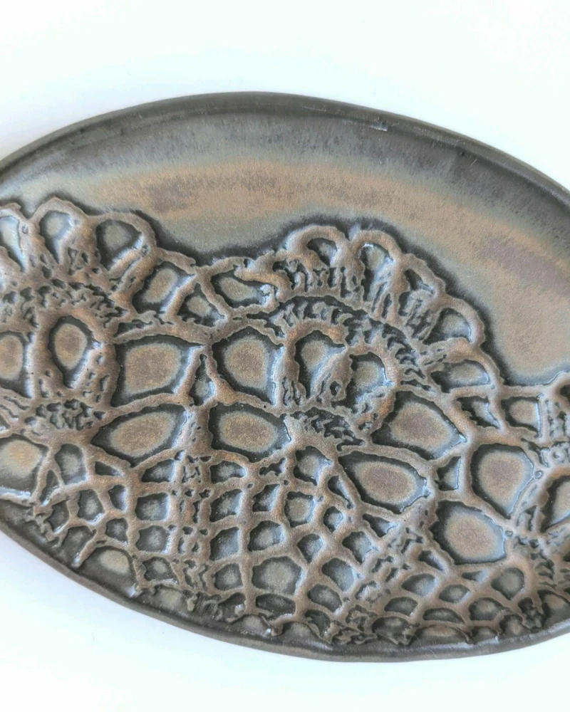 Мыльница керамическая овальная без слива. Мыльница Кружево. Коричневая