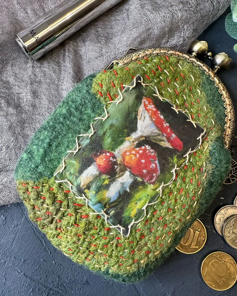 Кошелек зеленый на цепочки. Маленькая косметичка