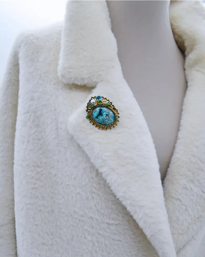 Брошь ручной работы с хризоколлой и Swarovski