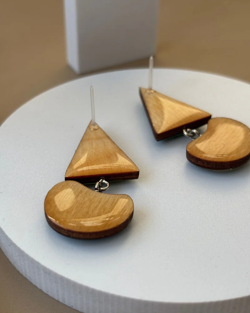 Серьги зеленые деревянные.Асимметрия