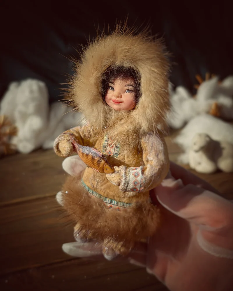 Якутёнок в коричневой меховой одежде