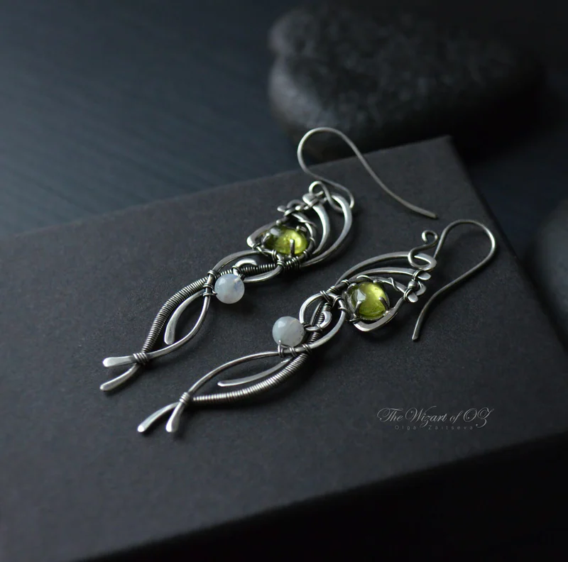 Длинные серьги с хризолитом и лунным камнем (серый камень)