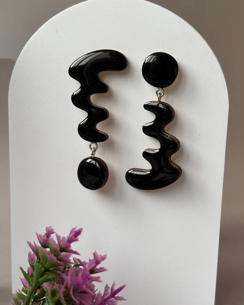 Крупные серьги из дерева. Зигзаги
