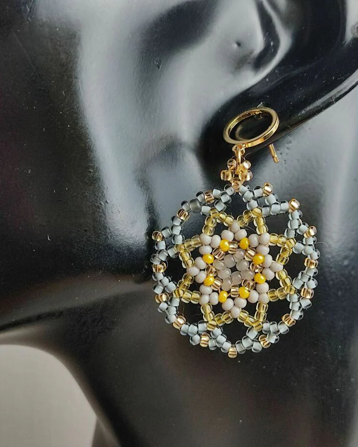 Серьги круглые из бисера серо-жёлтые 3 см