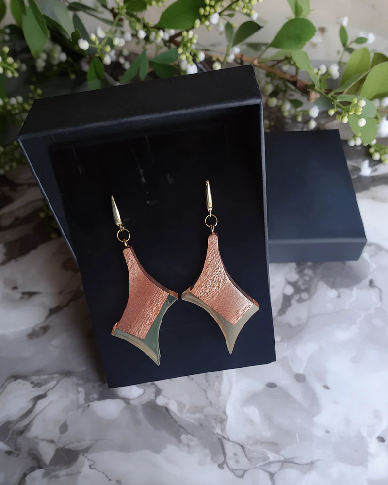 Серьги из Сапеле и эпоксидной смолы
