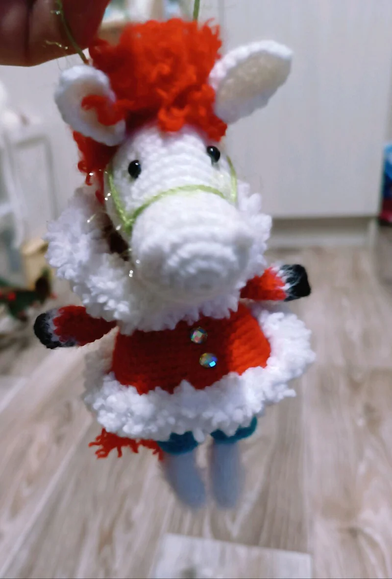Лошадка в красной шубке — ёлочная игрушка