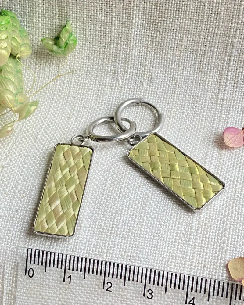Серьги «Айфон» из соломки — Фисташковые, золото