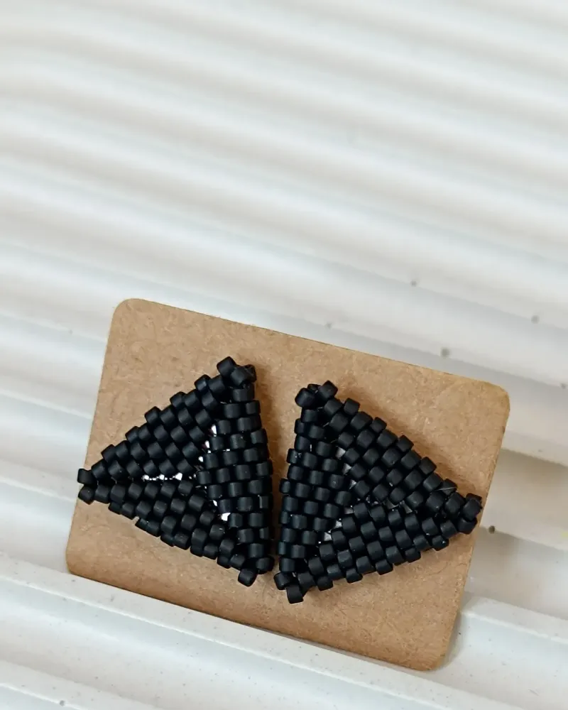 Серьги-гвоздики из бисера — Зелёные