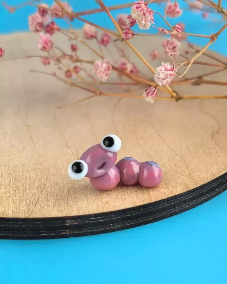 Стеклянная фигурка «Гусеничка розовая Дождевой червяк» — Ручная работа