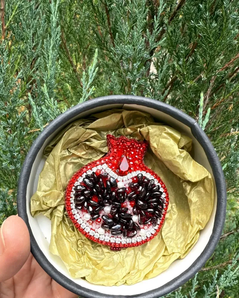 Красная брошь «Гранат»