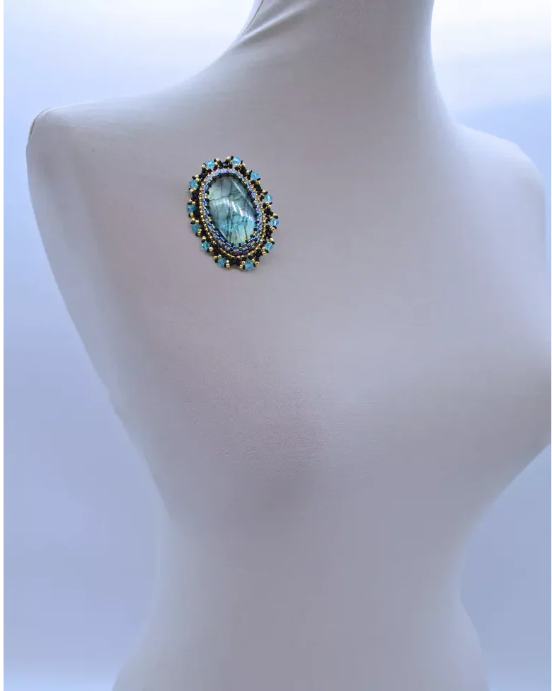 Авторская брошь с лабрадором и Swarovski