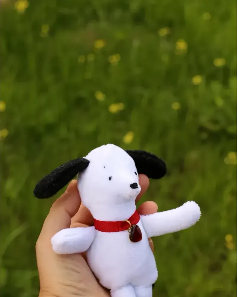 Собачка из плюша, белая с чёрными ушками — Основной