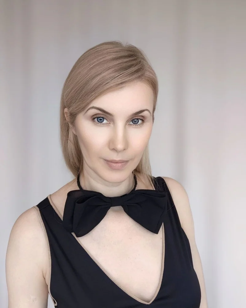 с бантом из черного шифона
