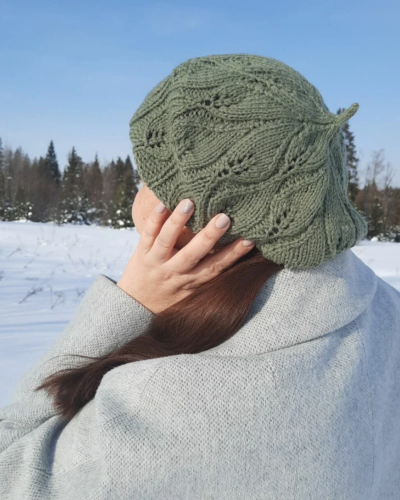 Берет вязаный шерстяной Полынь серо-зеленый, ажурный с листьями