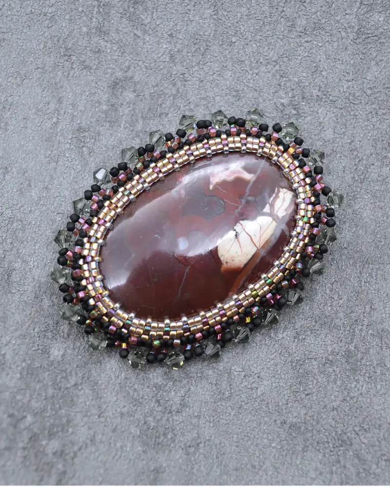 Брошь ручной работы с яшмой и Swarovski
