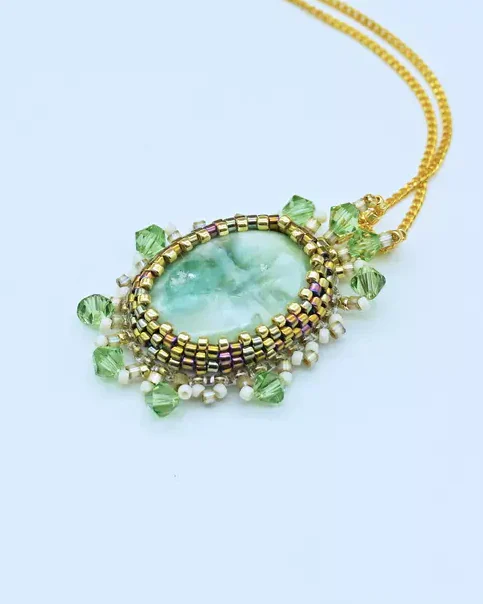 Подвеска ручной работы с пектолитом и Swarovski