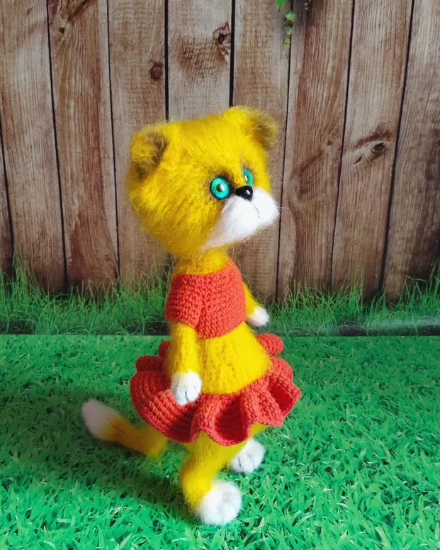 Игрушка интерьерная ручной работы, вязаная кошка в юбке,14+