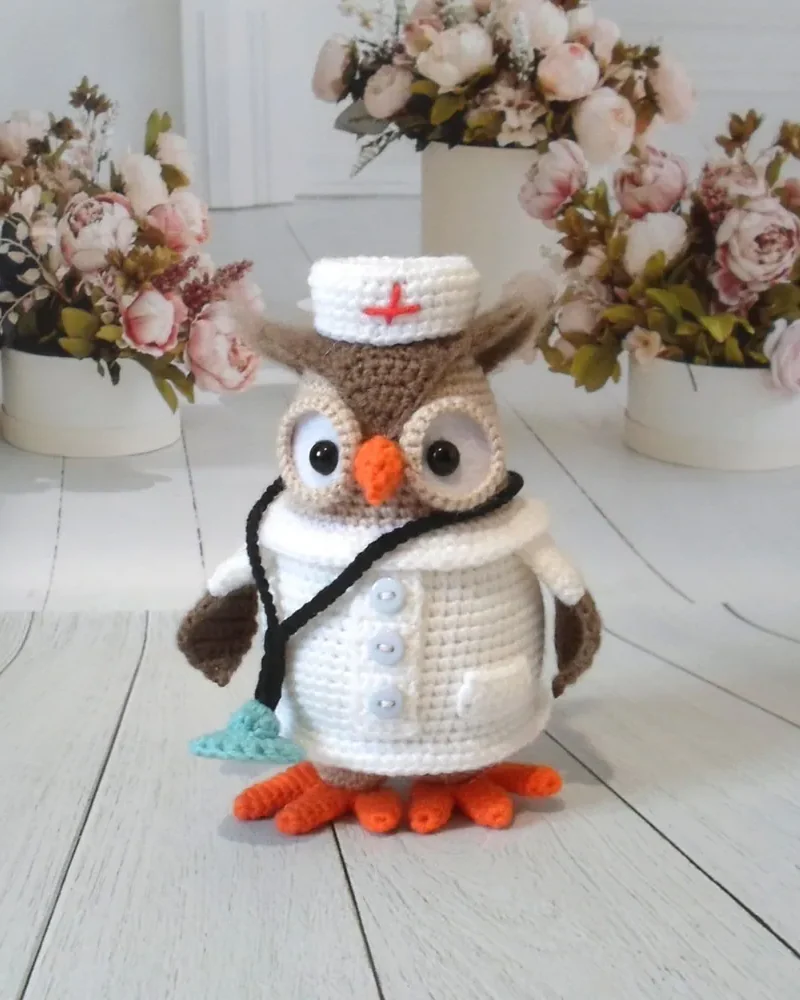 Сова доктор,интерьерная игрушка вязаная ручной работы,14+ — высота 14 см