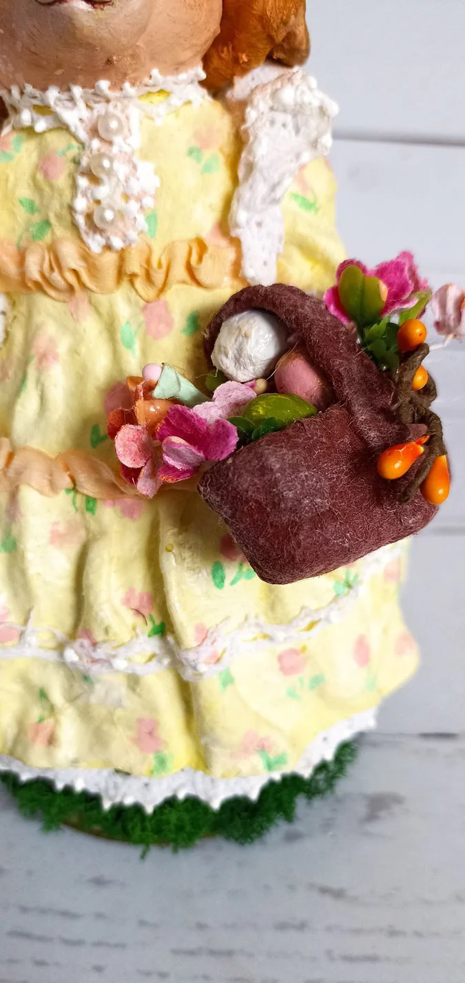 Крольчиха с корзинкой