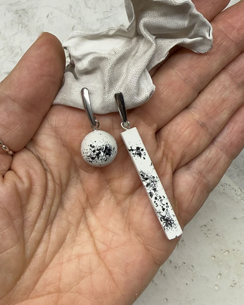 Серьги асимметричные из бетона — Белые с чёрным крапом