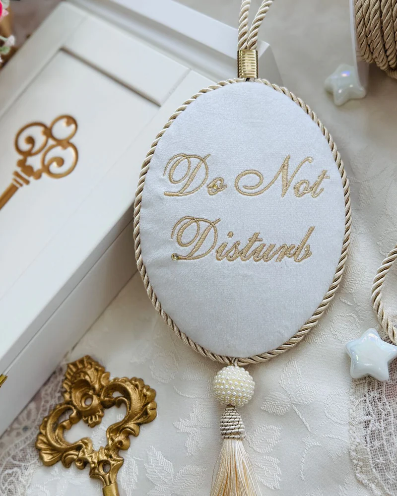 Подвеска интерьерная с надписью Do not disturb (не беспокоить) — белый