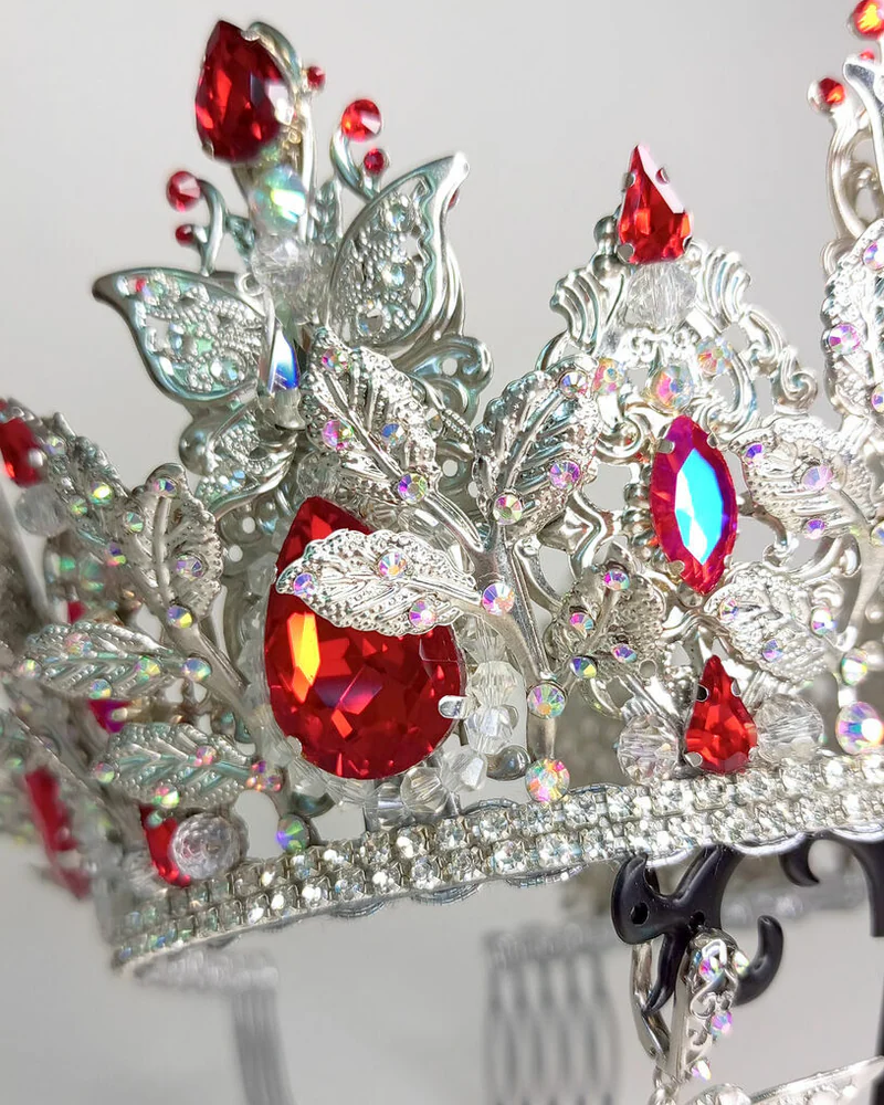 Серебряная корона и серьги с красными кристаллами