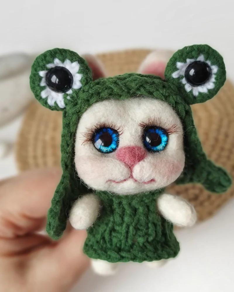 Маленький зайчик игрушка из шерсти. Зайка в костюме лягушки