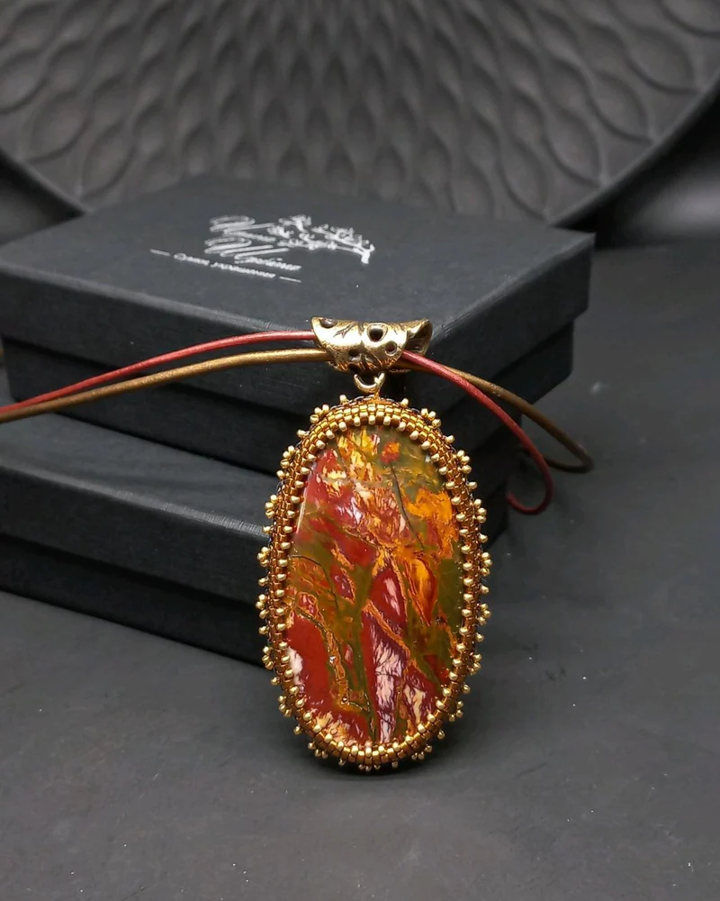 Кулон из яшмы Яркие краски бордовый коричневый