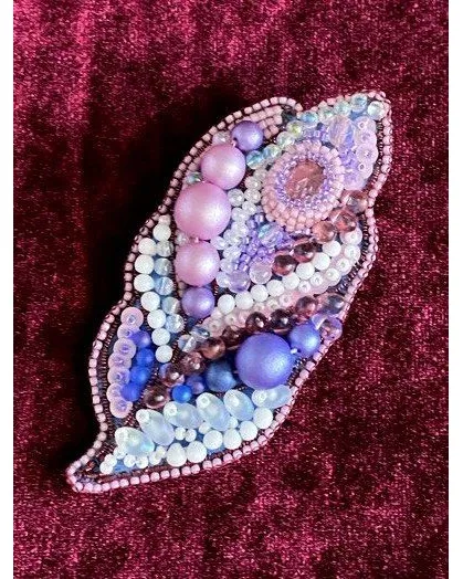 Брошь «Листик» — сиренево-розовая, с кристаллом Swarovski