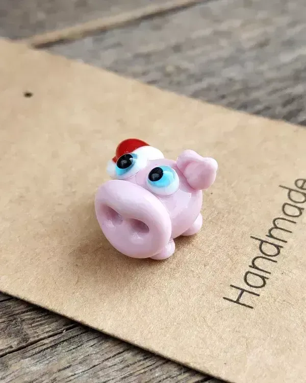 Стеклянная фигурка «Свинка в шапке Санты» №2 — Высота 15 мм