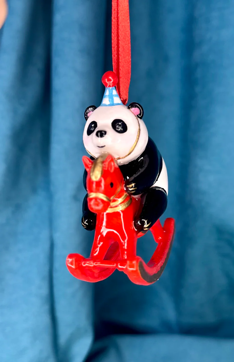 Елочная игрушка панда на лошадке