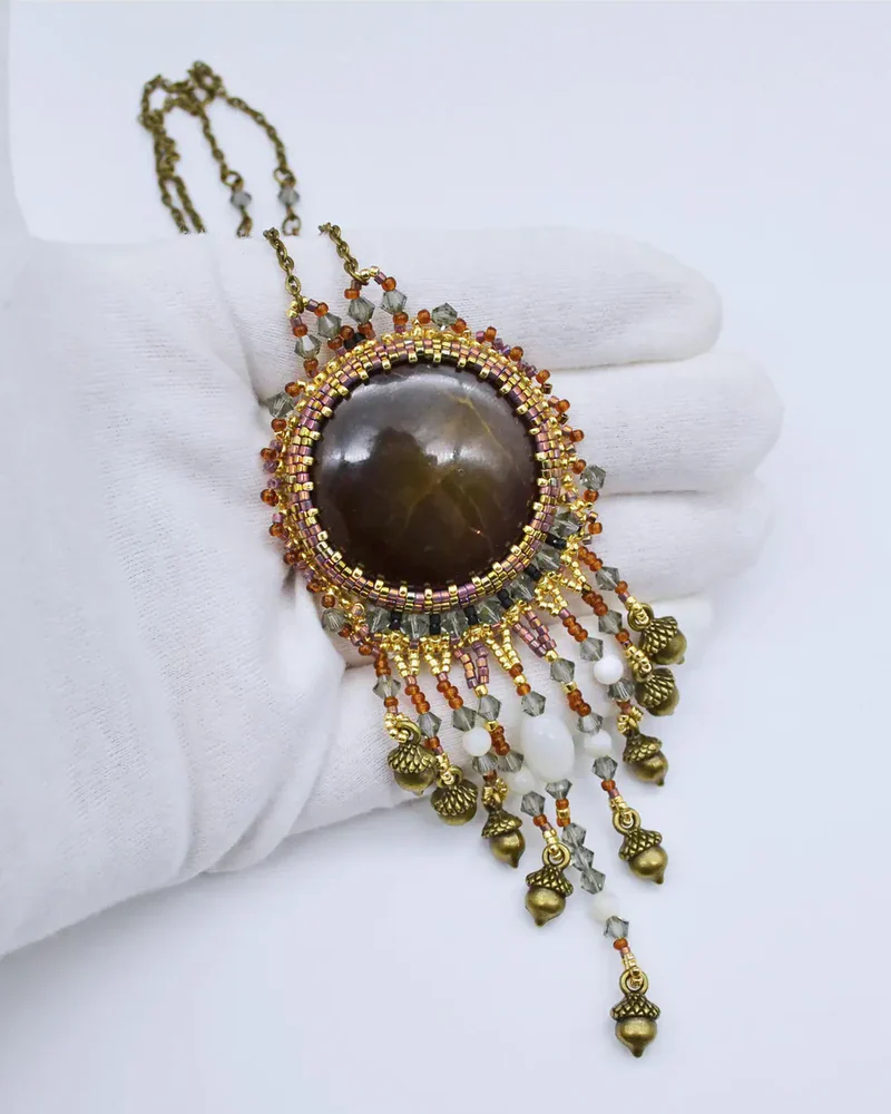 Кулон ручной работы с кальцитом и Swarovski