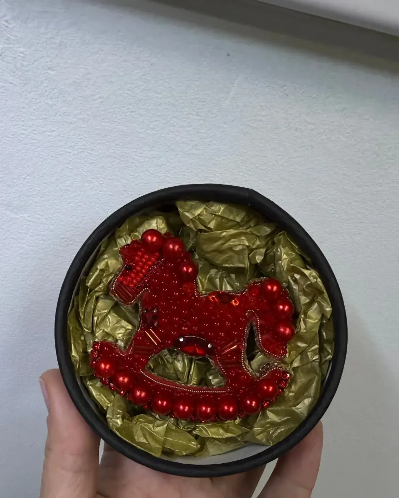 Брошь «Красная лошадь»