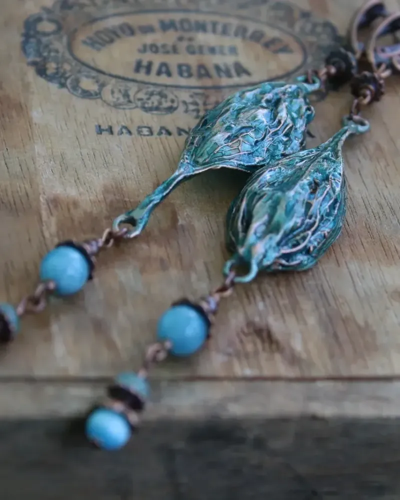 Асимметричные серьги из листьев рускуса с аквамаринами
