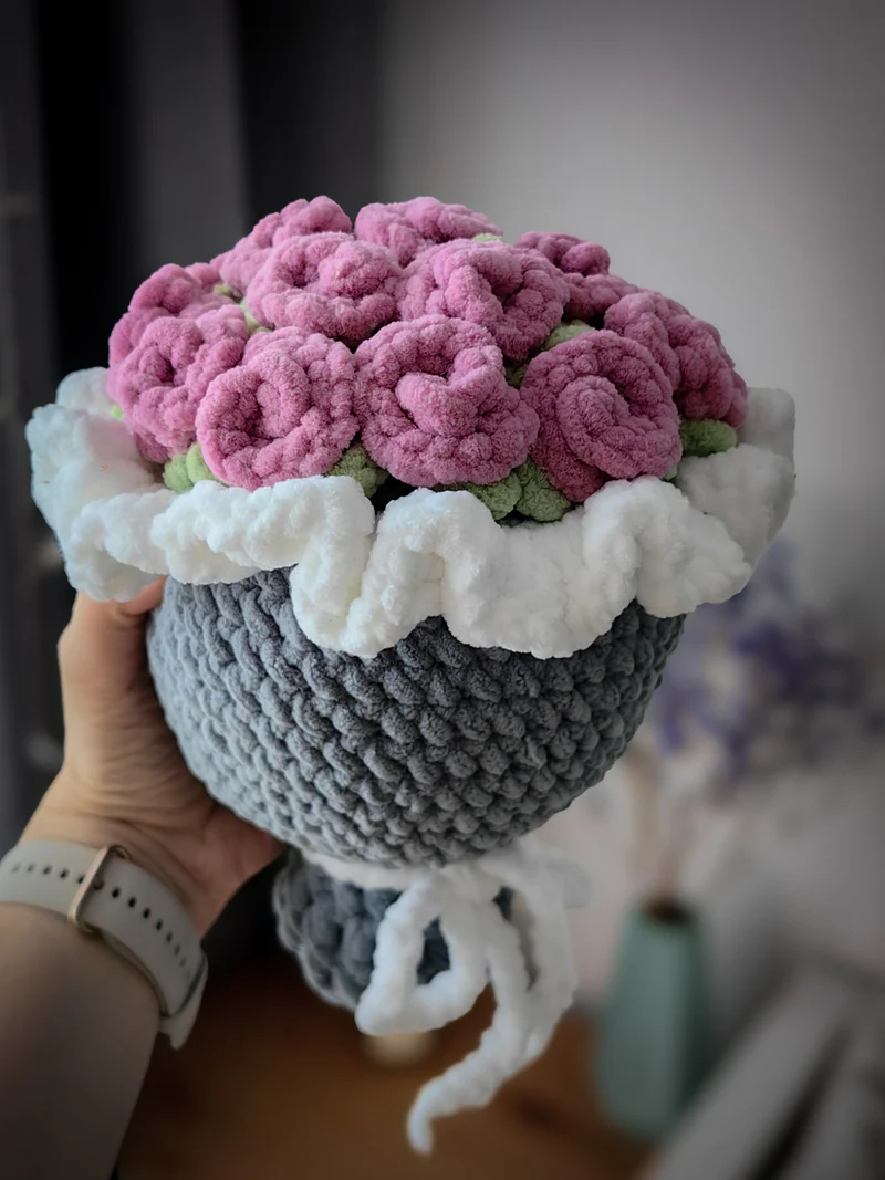 Вязаный букет из плюшевой пряжи с розами