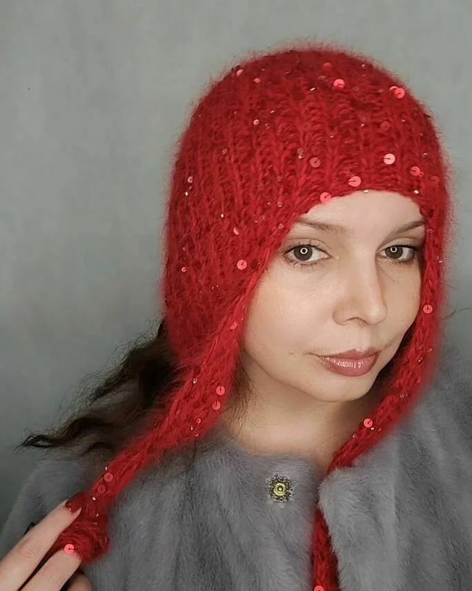 Шапка чепчик шлем, шапка красная с пайетками