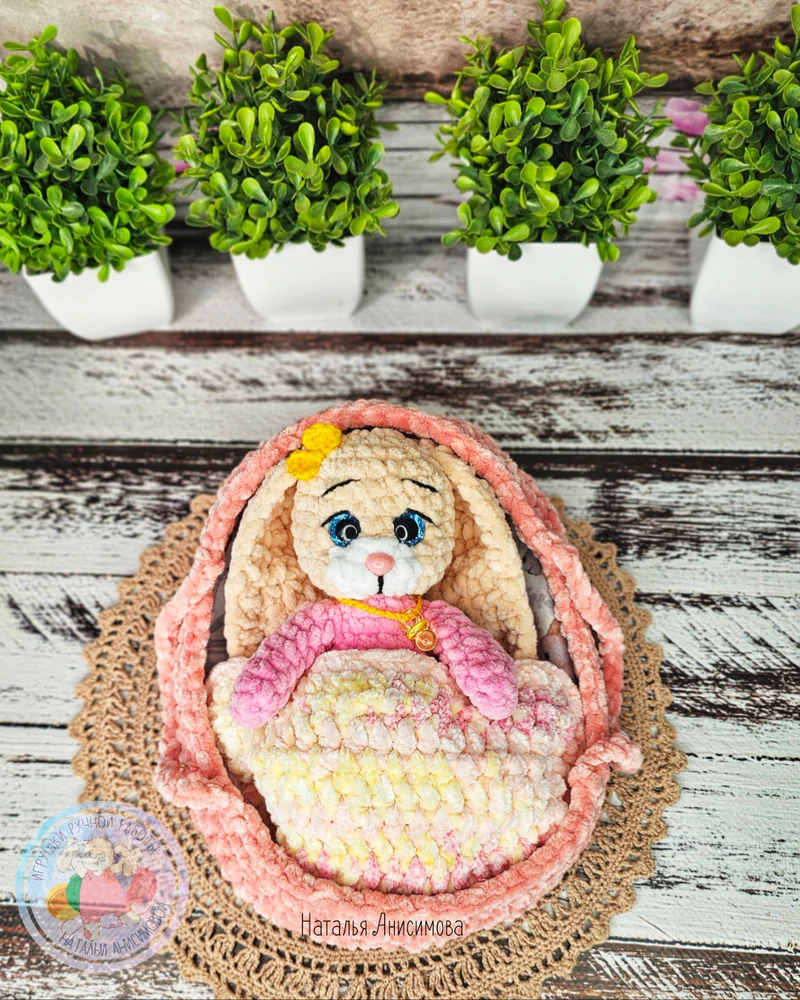 Вязаная игрушка зайка, зайка в люльке, игрушка заяц