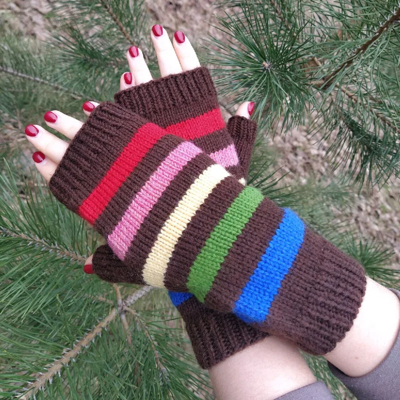 Радужные вязаные митенки спицами шерстяные полоски радуга RussianSocks
