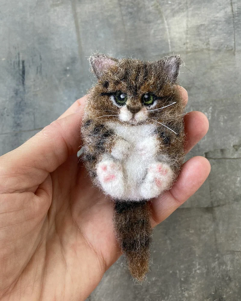 Валяная брошь Котик